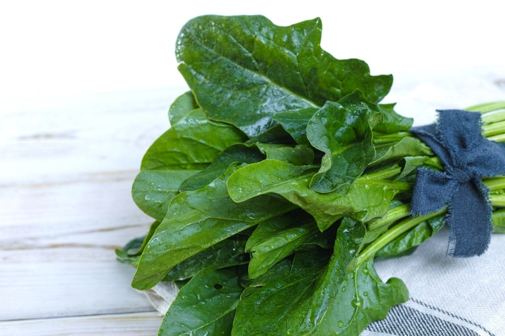 Špenát – obsahuje mnoho látek jako například draslík, kyselinu listovou i železo. Všechny tyto látky mají pozitivní vliv na náš kardiovaskulární systém a na krevní tlak.