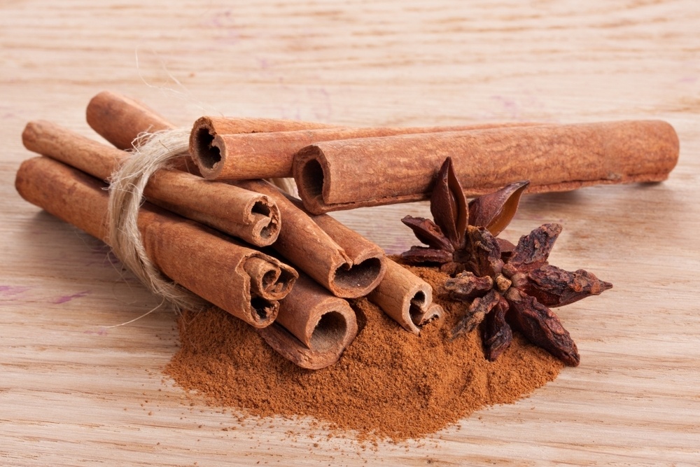 Skořice – ta v našem jídelníčku najde opravdu velkou škálu využití. Jednoduše řečeno, cévy se vám po konzumaci skořice určitě neucpou a navíc v tomto počasí vás zahřeje zevnitř a tím vás ochrání proti chřipce nebo nachlazení.
