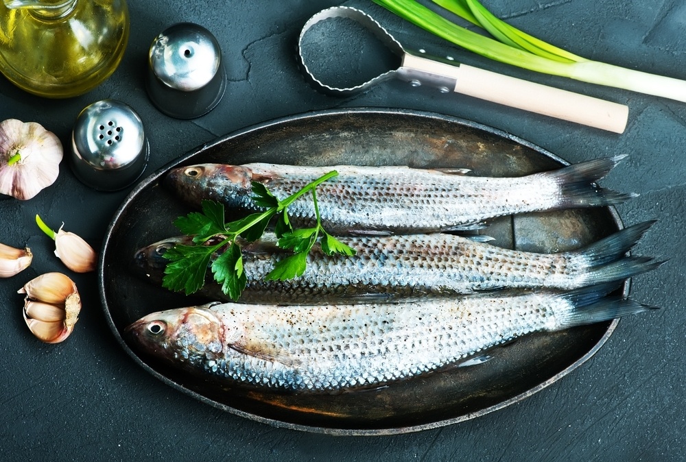 Ryby - v tomto případě můžete do jídelníčku zařadit téměř všechny ryby, záleží jen na vašem výběru. Ryby jsou totiž velmi bohaté na mastné kyseliny a také dokážou snížit hladinu cholesterolu v krvi.