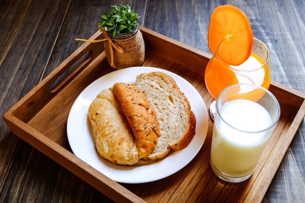 Snídaně je důležitá – my, jakožto zkušenější a starší, samozřejmě již víme, že bez snídaně to prostě nejde. Nejenže dokonale nastartuje náš metabolismus hned po ránu, ale zvýší nám cukr v krvi, který nám dodá dostatek energie.