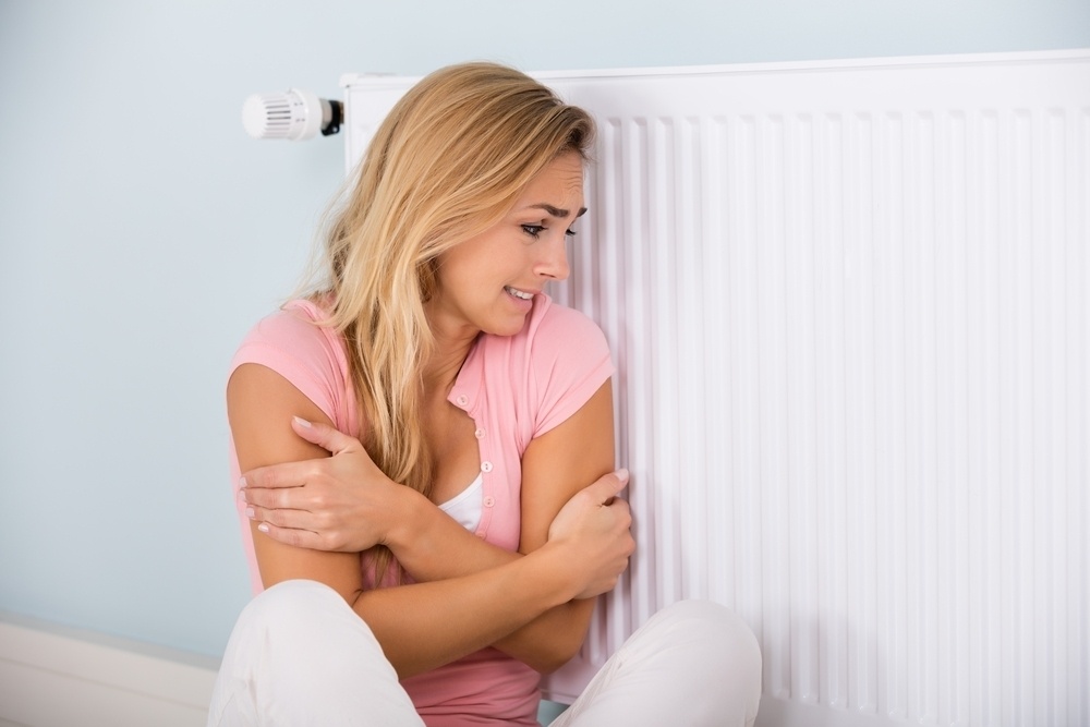 Zima způsobuje nachlazení – samozřejmě, že záleží na spoustě jiných faktorů, ale všeobecně je dokázáno, že lidé, kteří pracují v chladném prostředí, jsou více náchylní na bakterie způsobující nachlazení než ti, kteří pracují v teple.