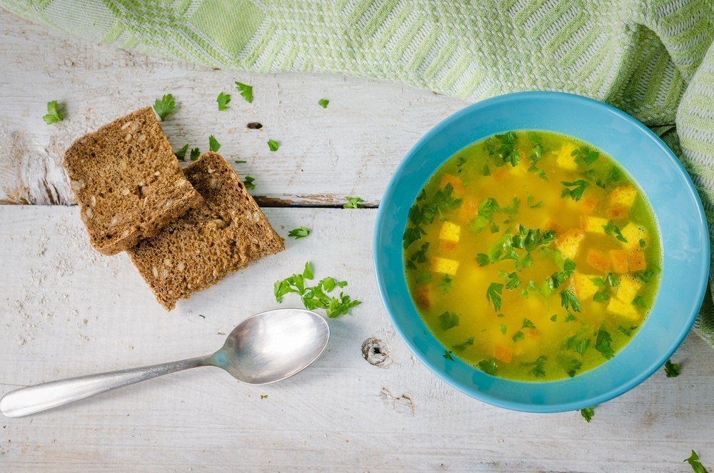 Kuřecí vývar proti nachlazení – taky když jste došli k babičce nemocní, vám hned začala vařit vývar? A udělala dobře! Vývar totiž obsahuje protizánětlivé látky, které nám dokážou uvolnit dýchací cesty.
