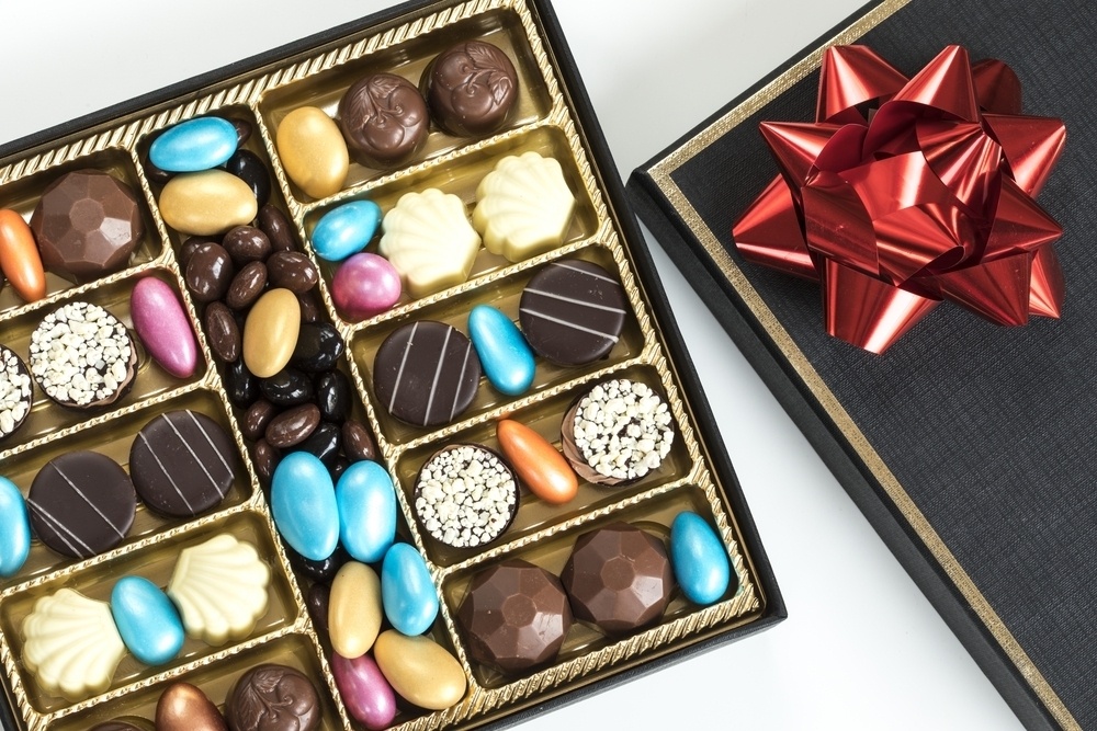 Na menstruační bolesti pomůže čokoláda – ovšem, že čokoláda neobsahuje látky proti bolesti, ale dokáže nám ženám zvednout náladu a ta nám jistě pomůže na tyto nepříjemné bolesti zapomenout, aspoň na chvilku.