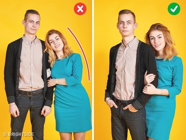 Pokud chcete na fotce držet partnerovu ruku, volte raději pózu, při které budete stát lehce za partnerem.