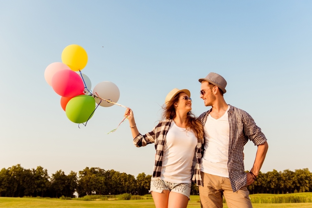 5. Neublíží vám! Ani slovně, natož fyzicky. Jste pro něj žena, které si váží a miluje. Naopak chce, abyste se cítila po jeho boku šťastná.