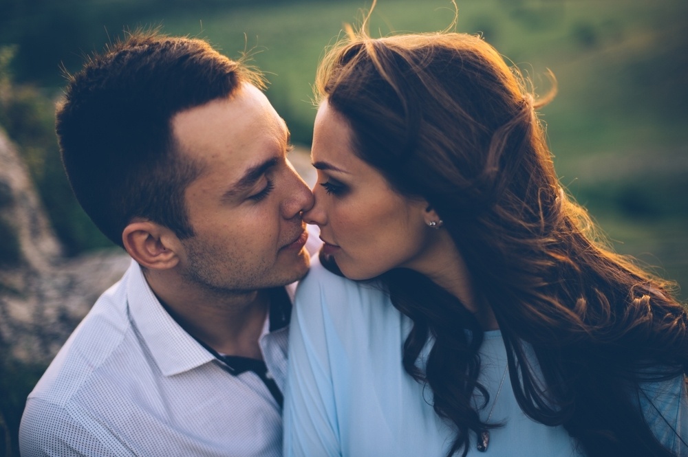 8. Mluví s vámi! Dokáže s vámi mluvit o všem, o zábavných věcech, ale i o věcech, co pro něj nejsou příliš příjemné. Pokud je zamilovaný, přestane se hlídat v tom co říct a co ne.