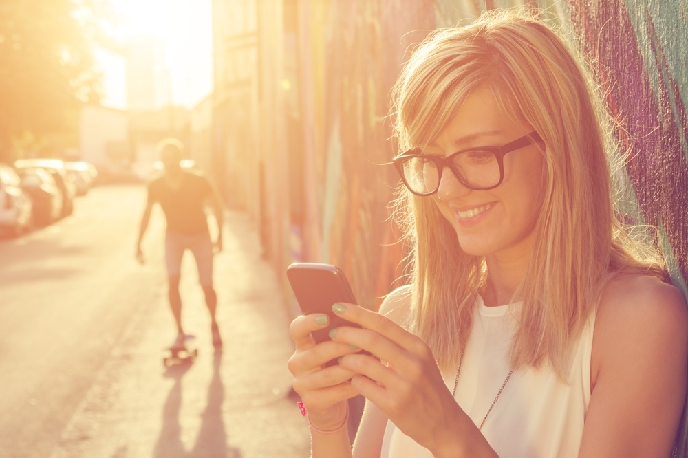 9. Odepisuje vám ihned! A žádné jednoslovné odpovědi. Na neodbytného si přestal hrát už dávno po námluvách. Teď je z něj zamilovaný muž, který se vaší odpovědi nemůže dočkat.