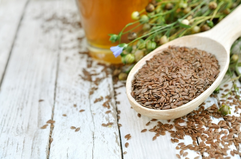 Mleté lněné semínko – tím, že obsahuje vysoký podíl vlákniny a omega-3 mastné kyseliny, dokáže srovnat trávení, rozpohybovat střeva a utišit pocit hladu. Je však ale důležité, aby semínko bylo jemně pomleto, jinak jej tělo nestráví.