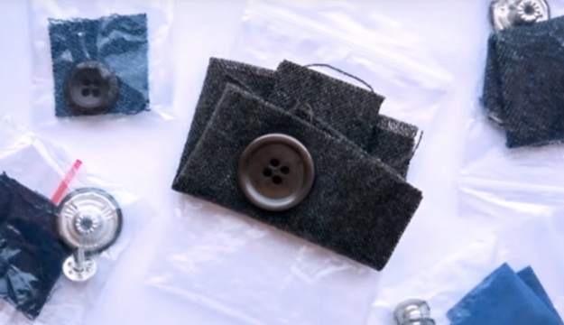 Na některém oblečení najdete kus látky, ale není to záplata, jak jste si jistě mysleli. Když nevíte, jak vaše nové oblečení bude reagovat s různými pracími prostředky, nejdříve můžete vyprat tento kousek látky.