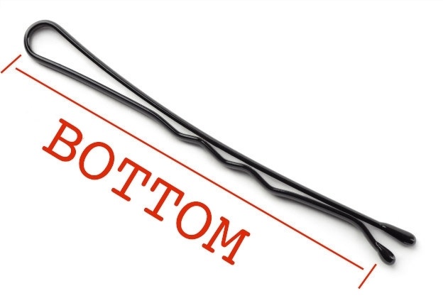 Nejedna žena už někdy přemýšlela, proč je jedna strana rovná a druhá klikatá. Konečně je tady odpověď! Hladká strana by měla být dolů, směrem k hlavě a ta klikatá je tam proto, aby lépe držela vlasy. A navíc vám přidá trochu objemu.