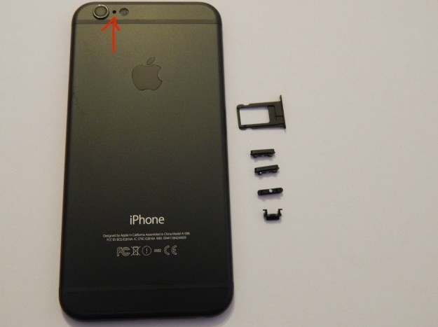 A víte, co za funkci má ta malá tečka vedle kamery na iPhonu? Je to mikrofon pro zadní kameru.