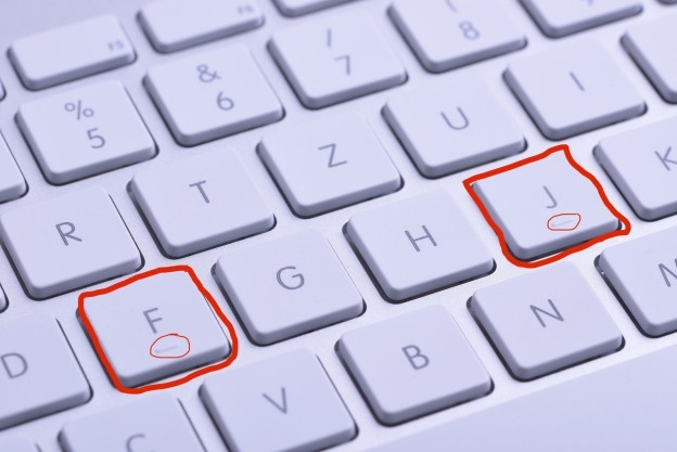 Tyto malé hrbolky na písmenu F a J se využívají především při psaní všemi deseti. Mají vám umožnit najít cestu zpátky do výchozí polohy, aniž byste se museli na klávesnici podívat.