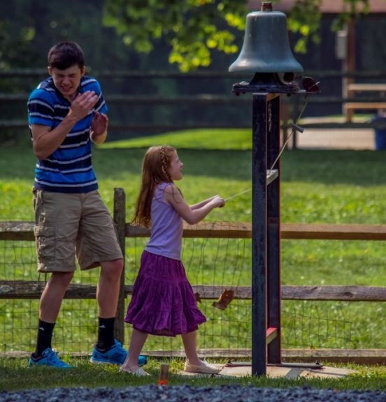 Najděte si čas na vašeho mladšího sourozence. Je možné, že byste později litovali ztraceného času. Děti rostou příliš rychle a třeba vám společné chvíle ukáží, že toho máte hodně společného.