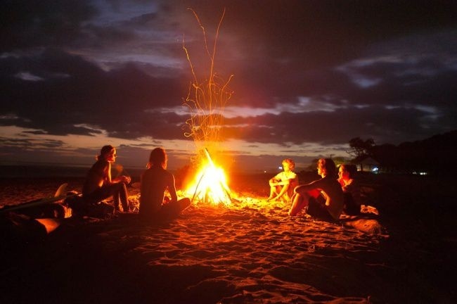 Udělejte si s přáteli táborák. Ale žádné mobilní telefony! Moderní technologie jsou pochopitelně v dnešní době důležité, ale obírají nás o spoustu času. Proto se alespoň jednou týdně sejděte bez nich.