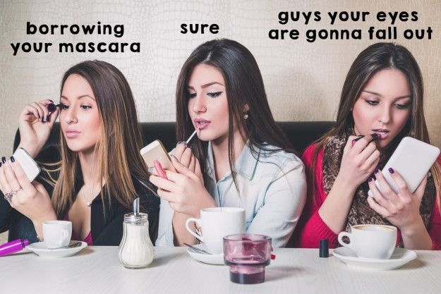 Půjčuje si řasenku a jiná malovátka od kamarádek.