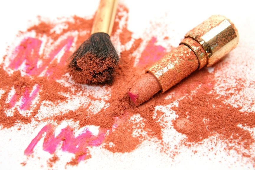 Používá rtěnku i přesto, že jí chybí vršek a je na ní spousta smetí.