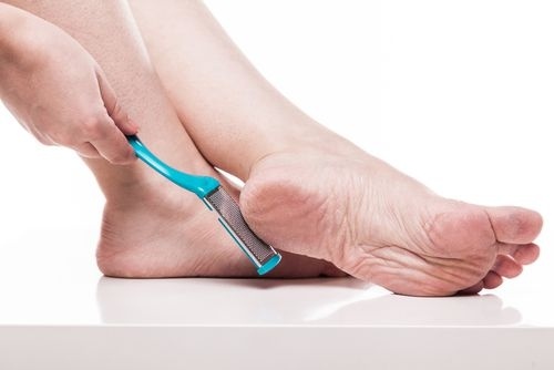 Má suchou kůži na nohou nebo kuří oka na prstech.