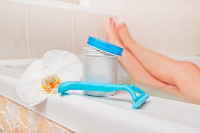 Kdo by neznal nepříjemné podráždění po holení veškerých partií, že? Navíc v létě, kdy se oholené a podrážděné místo snadněji zapotí a zanítí. I s tímto si hravě poradí deodorant, který oholené místo udrží déle v suchu.