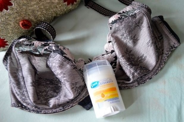 Míváte v létě nepříjemně otlačený a zpocený pás pod podprsenkou, na kterém vám občas vyskočí i potníčky? Prevencí je zas a znovu deodorant.