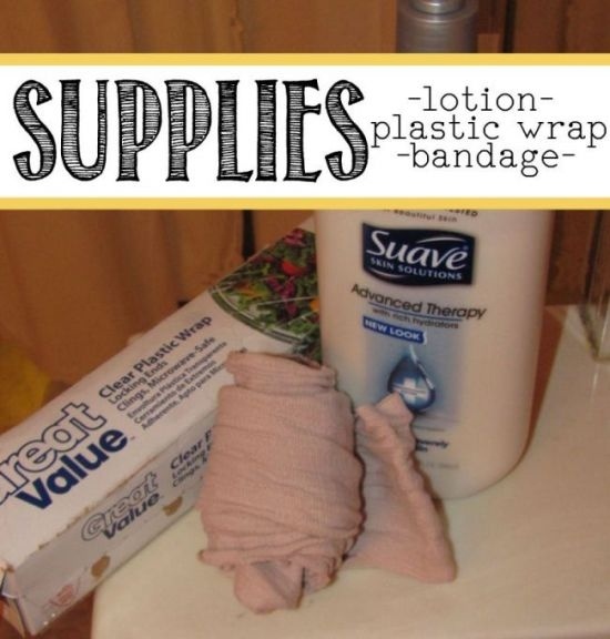Budeme potřebovat: obvaz, potravinářskou fólii a krém proti celulitidě 