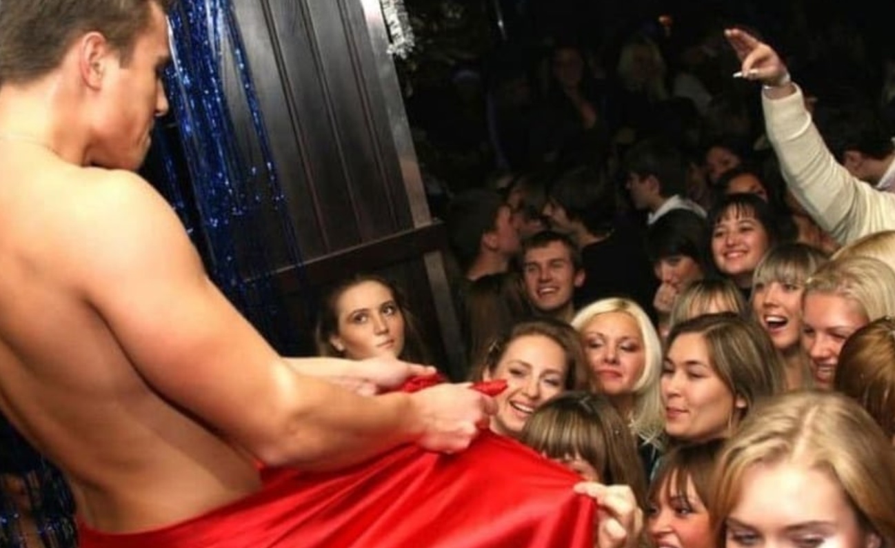 Opravdu ho tam má! Vidíš, není mu náhodou zima?