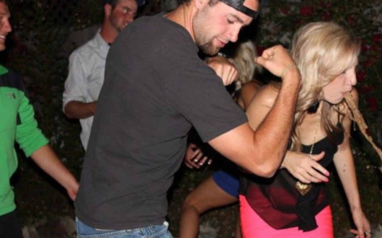 Někdo má svaly a někdo zase opičku.