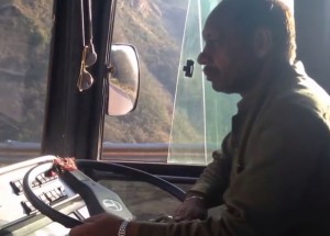 Řídit na tak nebezpečné silnici je opravdový zážitek!