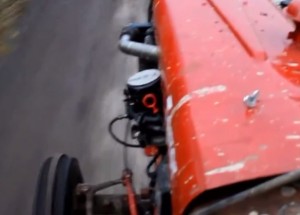 Podívejte, tak vypadá Traktor s benzinovým motorem