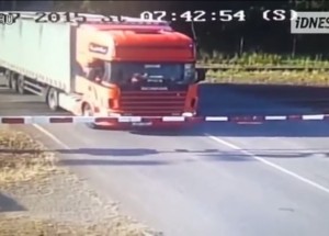 Šílené nehody velkých aut zachyceny v pravý okamžik!