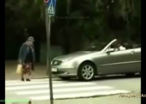 Útok staré babky na auto:)))