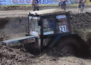 Kdo vyhraje? Závody traktorů na příšerné trati!