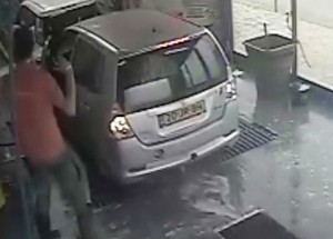 Nepřehánějte to s čistotou auta, ať nedopadnete takto:))