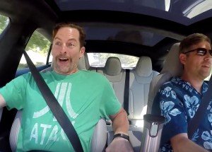 Reakce cestujících na zrychlení Tesly S P85D. Elektromotor pro odvážné!