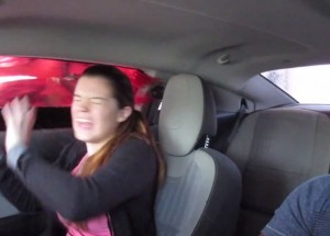 Nechal přítelkyni v myčce otevřené okno a co udělala:))