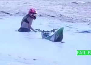 Zapomněla blondýnka, že motorka neplave:)