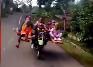 I na jednu motorku poberu celou rodinku