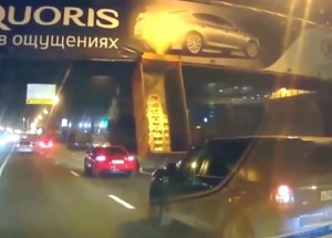 Zapomněli, že mosty nejsou zas až tak vysoké:)