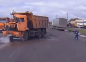 Není to nic pěkného, když havarují kamiony!