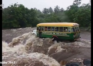 Nezvládl s autobusem přejet rozbouřenou řeku!