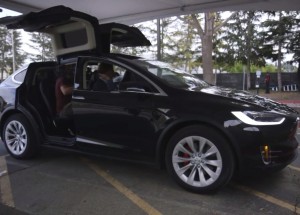 Vyjíždí na první jízdu Tesla Model X