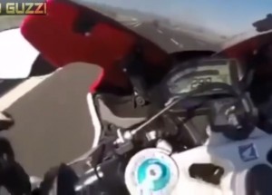 Hladí dívku v plné rychlosti na vedlejší motorce!