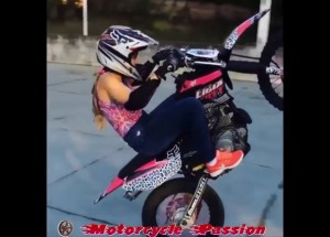 Podívejte se, jaké akrobatické kousky se dají udělat na motorkách!