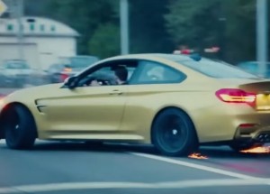 BMW M4 a šílené driftování v provozu. Vítejte v Rusku!
