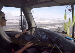 Tak vypadá řidičské umění krásné blondýny za volantem kamionu:)