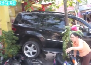 Tancuje a zpívá za volantem . . .:)))