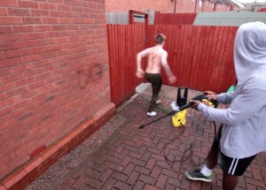 Podívejte se, jak šíleně musí bolet, když místo auta tryskovou pračkou stříkají idioti sebe!