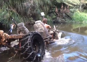 Zvládl sestrojit šílené auto do vody i hrozného terénu