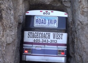 Projede autobus úzkým tunelem mezi skálami?