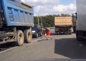 Víte, co dělá na vozovce tento muž???