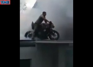 Jezdí na motorce po střeše